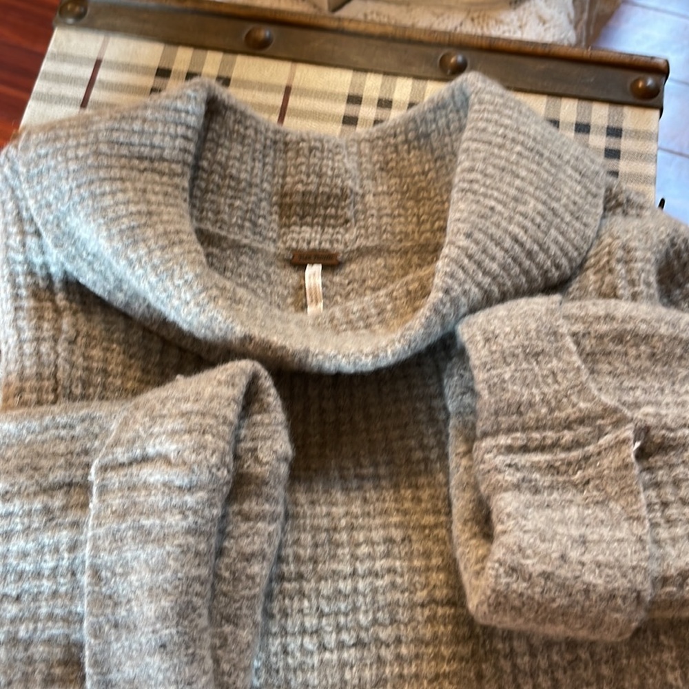 Bottom Has A Bit Of Flair- Little Longer In Back - image 2